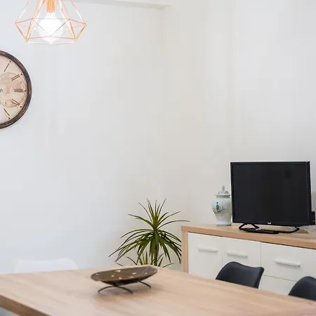 Flh Triplex With Terrace *